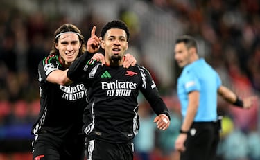 Ethan Nwaneri (21 de marzo de 2007, Londres) es un talentoso extremo derecho que juega en el primer equipo del Arsenal FC desde julio de 2024. Con 18 años, ha demostrado una gran capacidad técnica y versatilidad, pudiendo desempeñarse también como mediocentro ofensivo. Acumuló muchos minutos durante la baja por lesión de Bukayo Saka. Su valor de mercado ha alcanzado los 55 millones de euros, reflejando su crecimiento y rendimiento en la Premier League.