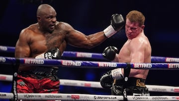 Dillian Whyte golpea a Alexander Povetkin en su combate de revancha.