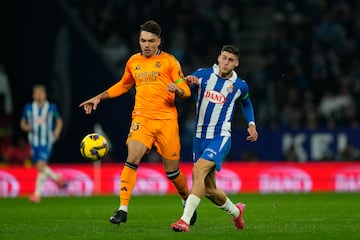 Ral Asencio pelea un baln con el delantero del Espanyol Roberto Fernndez.