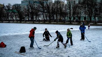 El hockey hielo, deporte en los estanques de Moscú