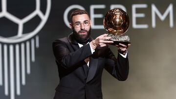 Karim Benzema posa con el Bal車n de Oro el pasado lunes.