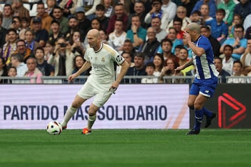 Zinedine Zidane controla el bal車n durante Coraz車n Classic Match 2024.