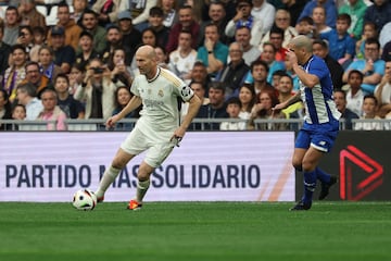 Zinedine Zidane controla el balón durante Corazón Classic Match 2024.