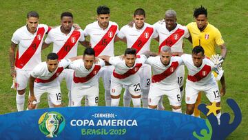 Soccer Football - Copa America Brazil 2019 - Group A - Venezuela v Peru  - Arena Do Gremio, Porto Alegre, Brazil - June 15, 2019   Peru players pose for a team group photo before the match   REUTERS/Diego Vara