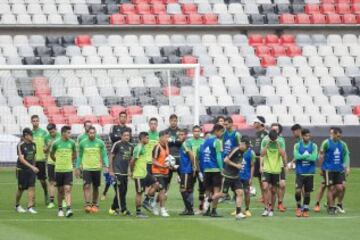 Foto durante el reconocimiento de Cancha del estadio Azteca por parte de la Seleccion Nacional de Mexico, previo al partido en contra de El Salvador, Partido Correpondiente a las Eliminatorias CONCACAF para el Mundial de Rusia 2018.
12/11/2015/ MEXSPORT / Omar Martinez.