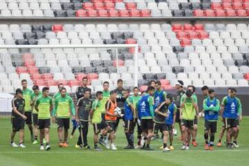 Foto durante el reconocimiento de Cancha del estadio Azteca por parte de la Seleccion Nacional de Mexico, previo al partido en contra de El Salvador, Partido Correpondiente a las Eliminatorias CONCACAF para el Mundial de Rusia 2018.

12/11/2015/ MEXSPORT / Omar Martinez.