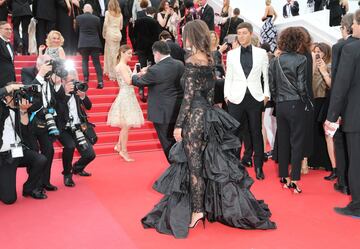 Emily Ratajkowski posa para los fot¨®grafos en el Festival de Cannes 2017