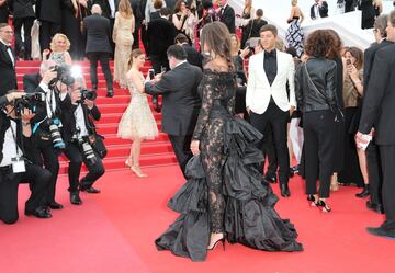 Emily Ratajkowski posa para los fotógrafos en el Festival de Cannes 2017