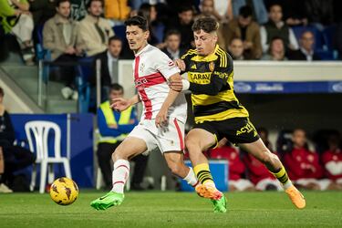 Se las prometía felices el Huesca tras el golazo de Loureiro en el derbi aragonés, sin saber que el Zaragoza reaccionaría. Aún así, el central del equipo altoaragonés tiene cabida en este once, tras su zurdazo imparable y sin ángulo, después de recoger un rechace dentro del área.
