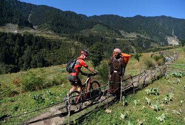 Un corredor de mountain bike compite en la 13ª edición de la carrera de bicicleta de montaña Hero MTB Himalaya en el distrito de Kangra en el estado de Himachal Pradesh, al norte de la India, el 6 de octubre de 2017.