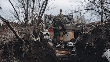 Un soldado del ej&eacute;rcito ucraniano observa al enemigo desde su posici&oacute;n en el frente de Niu York, a 22 de febrero de 2022, Niu York, Oblast de Donetsk (Ucrania). Rusia reconoci&oacute; ayer la independencia de las autoproclamadas &#039;rep&ua