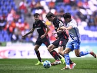 Marcel Ruiz (L) of Toluca fights for the ball with Carlos Baltazar (R) of Puebla during the 4th round match between Puebla and Toluca as part of the Liga BBVA MX, Torneo Clausura 2026 at Cuauhtemoc Stadium, on January 30, 2026 in Puebla, Mexico.