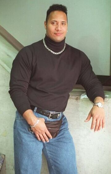 Esta imagen muestra a The Rock en la década de los 90; solía usar jerseys de cuello de tortuga