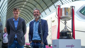 Los exfutbolistas Rafael Alkorta (d), y Leo Franco (i),  a su llegada con la copa, a 4 de abril de 2024, en Sevilla, Andalucía (España). Los exfutbolistas Rafael Alkorta (i), en representación del Athletic Club, y Leo Franco (d), en representación del Mallorca, trasladan a Sevilla procedente de Madrid en un AVE el trofeo de la Copa del Rey que se disputa este sábado en la capital Andaluza.
04 ABRIL 2024
Francisco J. Olmo / Europa Press
04/04/2024