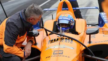 Gil de Ferran hablando con Alonso en Indian&aacute;polis.