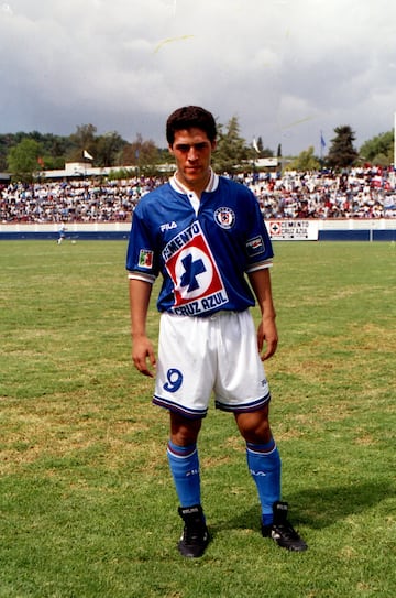 Jugó en Cruz Azul del 1998 al 2000.