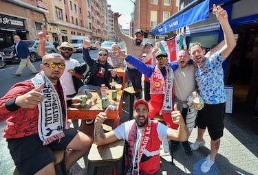 Bilbao ya acoge a los primeros aficionados del Tottenham y Manchester United, que disputarán la final de la Europa League en San Mamés. La ciudad vive un ambiente vibrante, con la final como protagonista en calles.