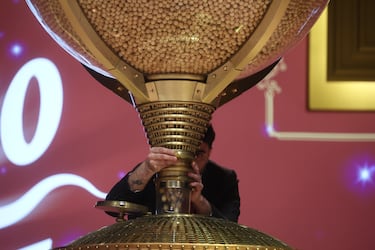 Varias personas rellenan los bombos del Sorteo Extraordinario de Navidad de la Lotería Nacional.