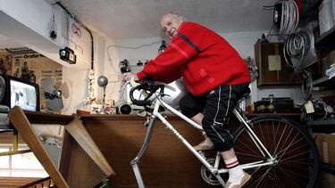 El ciclista español Guillermo Timoner posa sobre la bici en una entrevista para AS.