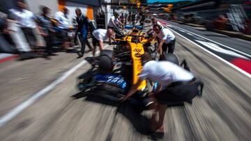 Mechanics push back the car of McLaren's Spanish driver Carlos Sainz Jr during the third practice session of the Austrian Formula One Grand Prix in Spielberg on June 29, 2019. (Photo by ANDREJ ISAKOVIC / AFP)