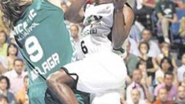 <b>STOP. </b>Nicevic frena una entrada a canasta de Elmer Bennett.