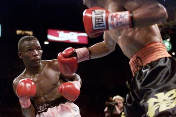 Lehlohonolo Ledwaba, Lehlo, uno de los boxeadores sudafricanos más talentosos, falleció el pasado 2 de julio, a los 49 años, cuando se dirigía al hospital contagiado por COVID-19. Fue seis veces campeón mundial IBF supergallo hasta que en junio de 2001 perdió la corona ante Manny Pacquiao. Ledwaba, que completó un récord de 36-6-1, con 23 KO, hizo su debut profesional en octubre de 1990 y compitió hasta 2006. 