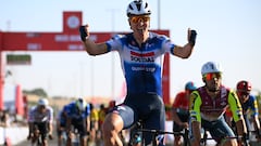 Merlier celebra su victoria en la 1ª etapa del UAE Tour 2024.