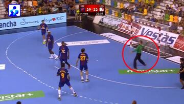 ¡Boom! El portero del Barça se luce con un golazo desde su meta