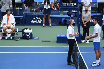 Novak Djokovic habla con el juez del torneo tras ser  descalificado del US Open.