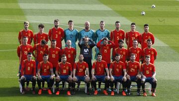 Los jugadores de la Selecci&oacute;n espa&ntilde;ola posan con la nueva camiseta para el Mundial de Rusia 2018.