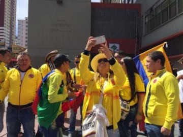 Los hinchas colombianos se toman las calles de La Paz