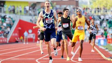 Clayton Murphy celebra su victoria en la final de los 800 metros de los trials de Estados Unidos por delante de Isaiah Jewett y Bryce Hoppel en los U.S. Olympic Track & Field Team Trials en el Hayward Field de Eugene, Oregon.