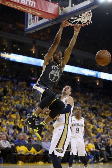 Andre Iguodala realizando un mate sobre Nikola Mirotic.