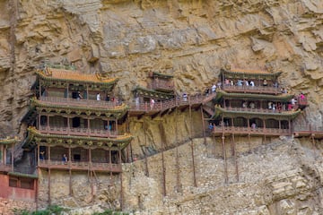 Datong tambin es conocida como la ciudad del fnix y el carbn. Situada en la provincia de Shanxi. Su encanto reside en su altitud: situada a 1040 metros sobre el nivel del mar en la cuenca Datong, al oeste de Beijing.