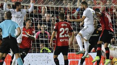 Benzema intenta cabecear un córner en Son Moix.