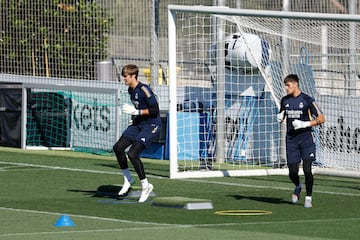 Fran Gonzáez (izquierda) y Diego Piñeiro (derecha), durante una sesión del primer equipo del Real Madrid esta temporada.
