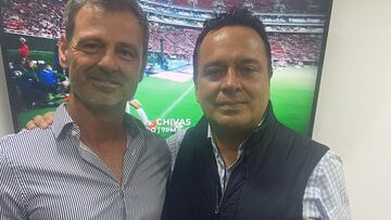 Diego Cocca (izq) y Víctor Velázquez (der) se toman una foto en el palco del Azteca.