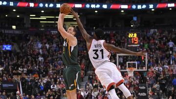 Jan 5, 2017; Toronto, Ontario, CAN;  Toronto Raptors guard Terrence Ross (31) reaches out to deflect a shot from Utah Jazz forward Joe Ingles (2) in the fourth quarter at Air Canada Centre. The Raptors won 101-93.  Mandatory Credit: Dan Hamilton-USA TODAY Sports