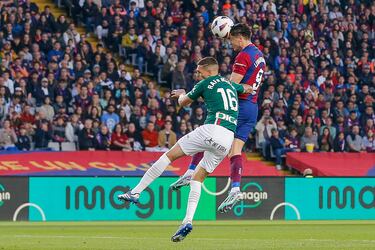 Centro al área de Koundé que remató a la perfección Robert Lewandowski con un gran giro con la cabeza, poniéndola casi a la escuadra sin que pudiese llegar Sivera, portero del Alavés.

