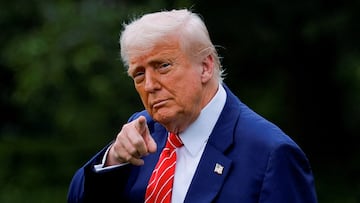 El presidente de Estados Unidos, Donald Trump, hace un gesto mientras parte hacia Pensilvania, en el jardín sur de la Casa Blanca en Washington, D.C.