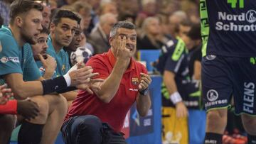  Xavier Pascual da instrucciones a sus jugadores.