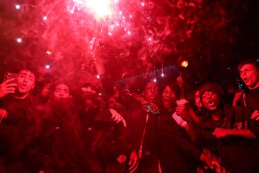 Los seguidores del PSG se congregaron en masa en el centro de París tras la victoria por 5-0 ante el Inter. Las celebraciones incluyeron fuegos, bengalas y banderas.