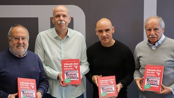 Relaño, Casas, Movilla y Zambrano posan con el libro del Mosca.