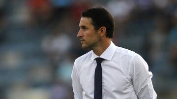 Fútbol, Universidad Catolica vs Union La Calera.
Cuarta fecha, campeonato nacional 2018
El entrenador de Universidad Catolica Benat San Jose da instrucciones a sus jugadores antes del partido de primera division disputado contra Union La Ca