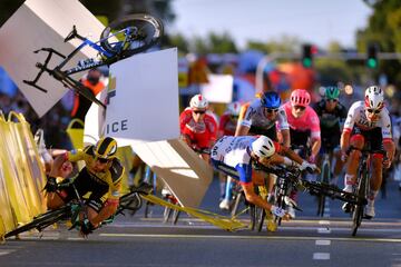 En un esprint del Tour de Polonia, Dylan Groenewegen cerr車 de manera tan peligrosa a su compatriota neerland谷s Fabio Jakobsen que le empotr車 contra las vallas. El velocista del Deceuninck estuvo ingresado en coma inducido, perdi車 casi todos los dientes y recibi車 130 puntos de sutura en la cara, aparte de padecer traumatismo craneoencef芍lico y tener las v赤as respiratorias destrozadas. Groenewegen recibi車 una sanci車n de nueve por parte de la Uni車n Ciclista Internacional (UCI), mientras Jakobsen (de 24 a?os y que vuelve a entrenarse poco a poco) y su equipo registraron demandas contra 谷l para pedirle cuantiosas indemnizaciones.