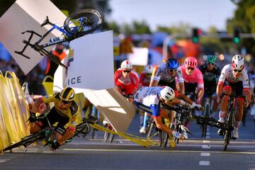 En un esprint del Tour de Polonia, Dylan Groenewegen cerró de manera tan peligrosa a su compatriota neerlandés Fabio Jakobsen que le empotró contra las vallas. El velocista del Deceuninck estuvo ingresado en coma inducido, perdió casi todos los dientes y recibió 130 puntos de sutura en la cara, aparte de padecer traumatismo craneoencefálico y tener las vías respiratorias destrozadas. Groenewegen recibió una sanción de nueve por parte de la Unión Ciclista Internacional (UCI), mientras Jakobsen (de 24 años y que vuelve a entrenarse poco a poco) y su equipo registraron demandas contra él para pedirle cuantiosas indemnizaciones.