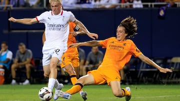 CHICAGO, ILLINOIS - JULY 31: Alejandro Jimenez of AC Milan is challenged by Joan Martinez Lozano of Real Madrid during a Pre-Season Friendly match between AC Milan and Real Madrid at Soldier Field Stadium on July 31, 2024 in Chicago, Illinois. Justin Casterline/Getty Images/AFP (Photo by Justin Casterline / GETTY IMAGES NORTH AMERICA / Getty Images via AFP)