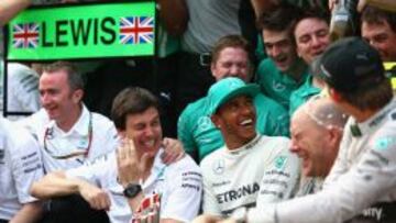 Toto Wolff celebrando los podios de sus pilotos en Malaisia.
