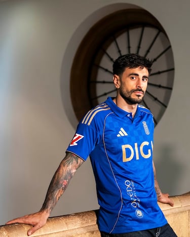 Los oviedistas están de doble celebración, ya que han vuelto a primera 24 años después y esta temporada cumplen un centenar de años. Por ello, Adidas ha diseñado una camiseta cuyo color principal es el azul oscuro, representativo del club carbayón, con los detalles en dorado.