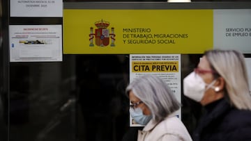 Dos mujeres pasan por la puerta de una oficina de empleo, SEPE (antiguo INEM) horas despu&eacute;s de conocer los datos del paro de noviembre, en Madrid (Espa&ntilde;a), a 2 de diciembre de 2020. El n&uacute;mero de parados registrados en las oficinas de 